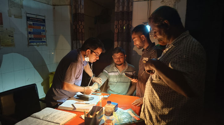 বিদ্যুৎ নেই, জেনারেটর অচল — দুর্ভোগে রাতের রোগীর বিদ্যুৎ নেই, জেনারেটর অচল — দুর্ভোগে রাতের রোগীর