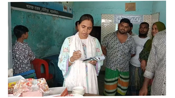 গৌরীপুরে ভ্রাম্যমাণ আদালতে নদীর বাঁধ অপসারণ ও তিন দোকানে জরিমানা 