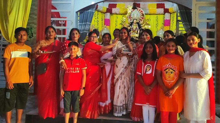 স্বামী-সন্তান ও দেশের মঙ্গলকামনায় গৌরীপুরে সিঁদুর খেলা