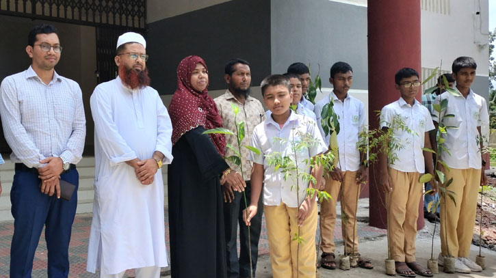 গৌরীপুরে শিক্ষার্থীদের মাঝে গাছের চারা বিতরণ