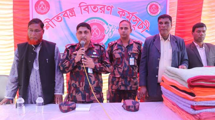 মহেশপুরে দুঃস্থদের মাঝে শীতবস্ত্র বিতরণ করেছে বিজিবি মহেশপুরে দুঃস্থদের মাঝে শীতবস্ত্র বিতরণ করেছে বিজিবি