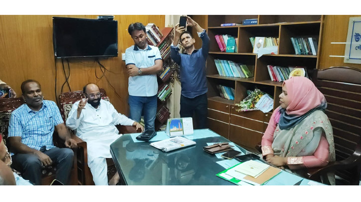 গৌরীপুরে নবাগত ইউএনও’র সাথে মত বিনিময় করছেন হাফেজ আজিজুল হক গৌরীপুরে নবাগত ইউএনও’র সাথে মত বিনিময় করছেন হাফেজ আজিজুল হক