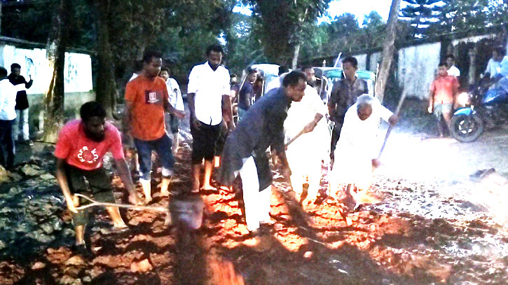 অন্ধকার রাতে সড়ক সংস্কার করে দিলো গৌরীপুর বিএনপি অন্ধকার রাতে সড়ক সংস্কার করে দিলো গৌরীপুর বিএনপি