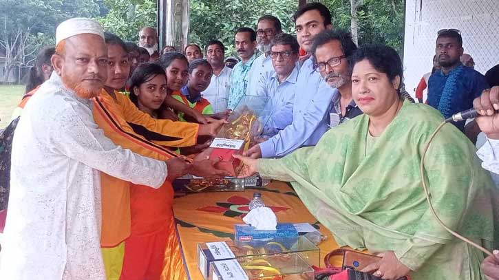 চাটমোহরে গ্রীষ্মকালীন ক্রীড়া প্রতিযোগিতা ও পুরস্কার বিতরণ অনুষ্ঠি চাটমোহরে গ্রীষ্মকালীন ক্রীড়া প্রতিযোগিতা ও পুরস্কার বিতরণ অনুষ্ঠি