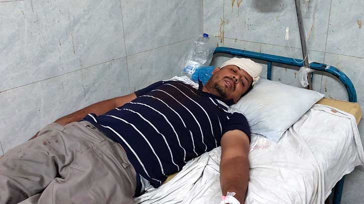 রড দিয়ে পিটিয়ে যুবকের মাথা ফাটালো পুলিশ সদস্য রড দিয়ে পিটিয়ে যুবকের মাথা ফাটালো পুলিশ সদস্য
