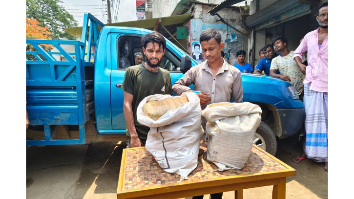 ঈশ্বরগঞ্জে ১৩ কেজি গাঁজাসহ পিকআপভ্যান জব্দ, আটক ২ ঈশ্বরগঞ্জে ১৩ কেজি গাঁজাসহ পিকআপভ্যান জব্দ, আটক ২