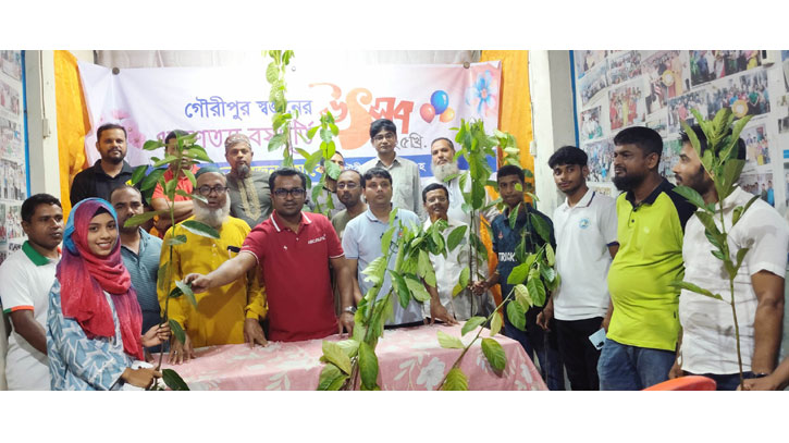 তিন শতাধিক শিক্ষার্থীর মাঝে গাছের চারা বিতরণ
