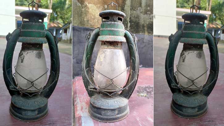 কালের বিবর্তনে হারিয়ে যাচ্ছে ‘গ্রামের সন্ধ্যাবাতি’ হারিকেন কালের বিবর্তনে হারিয়ে যাচ্ছে ‘গ্রামের সন্ধ্যাবাতি’ হারিকেন