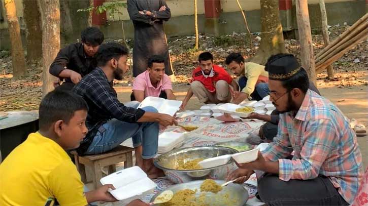 মাসব্যাপী ইফতার বিতরণ করছে ‘আমরা সকলের জন্য’ মাসব্যাপী ইফতার বিতরণ করছে ‘আমরা সকলের জন্য’
