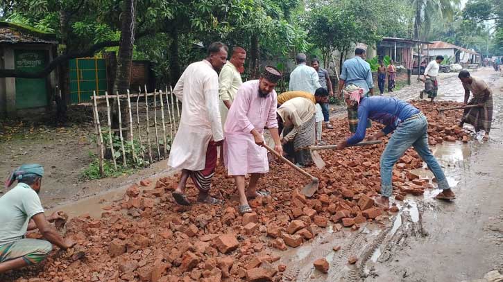 জীবননগরে স্বেচ্ছাশ্রমে রাস্তা সংস্কার করলেন জামায়াতের নেতা-কর্মীরা জীবননগরে স্বেচ্ছাশ্রমে রাস্তা সংস্কার করলেন জামায়াতের নেতা-কর্মীরা