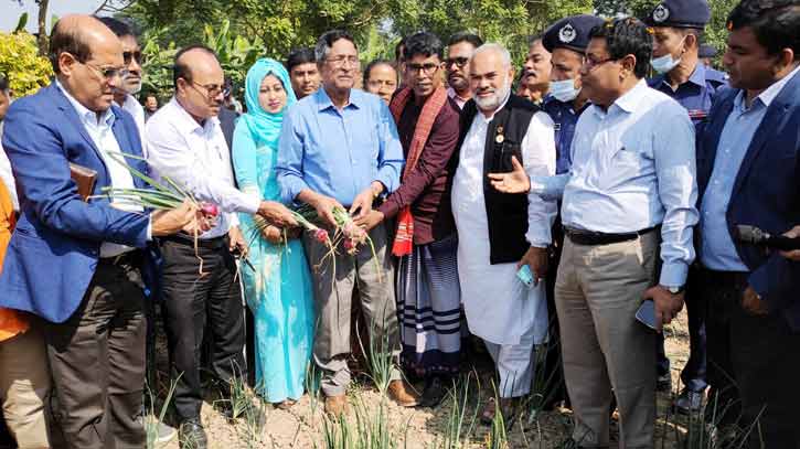 পেঁয়াজের জন্য বিদেশের উপর নির্ভরশীল থাকতে হবে না: কৃষিমন্ত্রী পেঁয়াজের জন্য বিদেশের উপর নির্ভরশীল থাকতে হবে না: কৃষিমন্ত্রী
