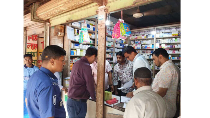 ঈশ্বরগঞ্জে মেয়াদোত্তীর্ণ ওষুধ বিক্রি করায় ৩ ফার্মেসিকে জরিমানা 