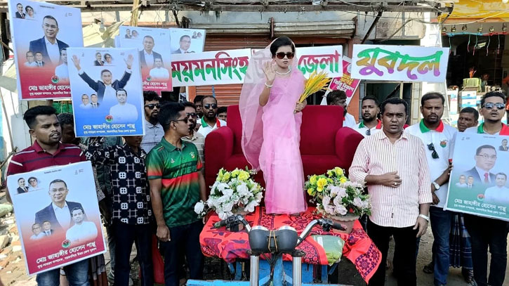 রাজকীয় আসনে বসে শহর প্রদক্ষিণ করছেন খুদে খালেদা জিয়া রাজকীয় আসনে বসে শহর প্রদক্ষিণ করছেন খুদে খালেদা জিয়া