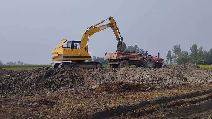 চাটমোহরে ফসলি জমিতে চলছে পুকুর খনন