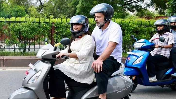 স্কুটারে তরুণীর পিছনে চেপে ঘুরলেন রাহুল গান্ধী স্কুটারে তরুণীর পিছনে চেপে ঘুরলেন রাহুল গান্ধী