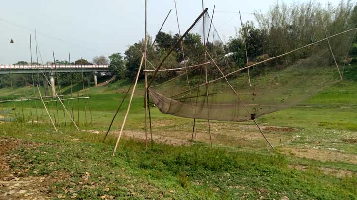 পানির অভাবে চলনবিলের ১৬ নৌরুট বন্ধ