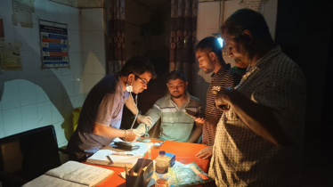 ঈশ্বরগঞ্জ হাসপাতালে মোমবাতির আলোয় চিকিৎসা