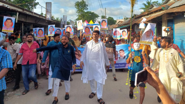 চারদিক থেকে মোয়াজ্জেমের মিছিলের স্রোত মিলছে এক মোহনায়
