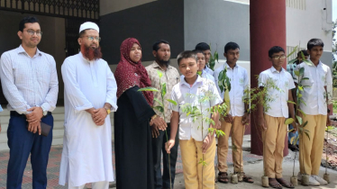 গৌরীপুরে শিক্ষার্থীদের মাঝে গাছের চারা বিতরণ