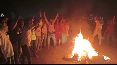 বিএনপির মনোনয়ন পরিবর্তনের দাবিতে গৌরীপুরে সড়ক অবরোধ করে আগুন