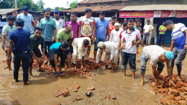 স্বেচ্ছাশ্রমে শ্যামগঞ্জ রেলক্রসিং এর রাস্তা মেরামত