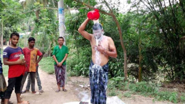 বিয়ে বিচ্ছেদের আনন্দে দুধ দিয়ে গোসল