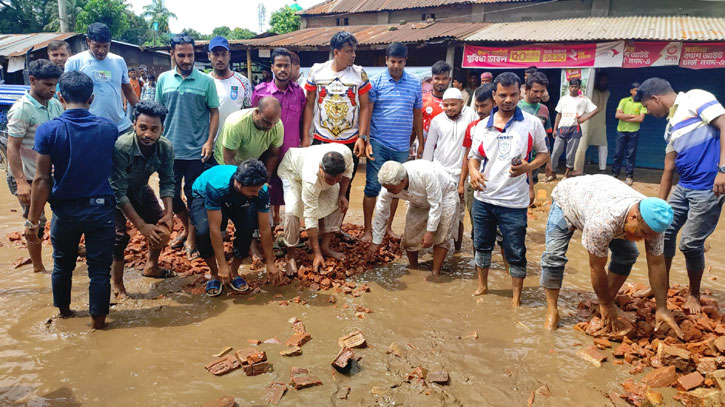 স্বেচ্ছাশ্রমে শ্যামগঞ্জ রেলক্রসিং এর রাস্তা মেরামত স্বেচ্ছাশ্রমে শ্যামগঞ্জ রেলক্রসিং এর রাস্তা মেরামত