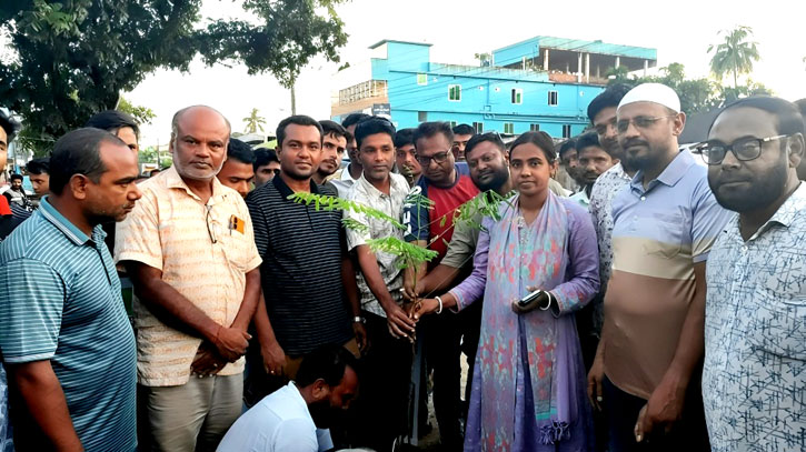 গৌরীপুর উচ্ছেদ অভিযানের পর শহরের সৌন্দর্য বর্ধনে বৃক্ষরোপণ গৌরীপুর উচ্ছেদ অভিযানের পর শহরের সৌন্দর্য বর্ধনে বৃক্ষরোপণ