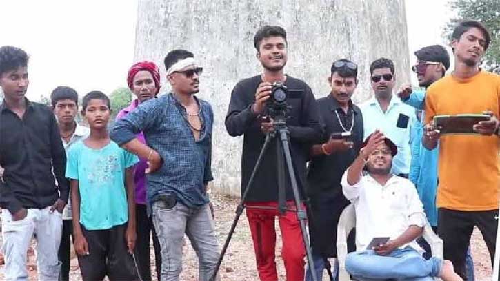 যে গ্রামে এক হাজার ইউটিউবারের বসবাস, পরিবারে আয় লাখ টাকা যে গ্রামে এক হাজার ইউটিউবারের বসবাস, পরিবারে আয় লাখ টাকা