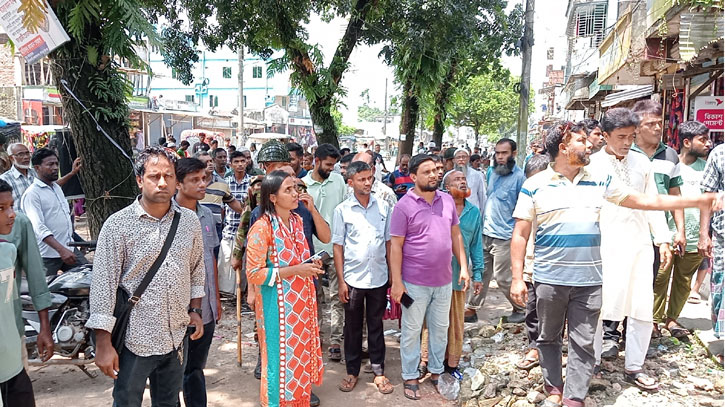গৌরীপুরে শতাধিক অবৈধ দোকানপাট ও স্থাপনা উচ্ছেদ গৌরীপুরে শতাধিক অবৈধ দোকানপাট ও স্থাপনা উচ্ছেদ