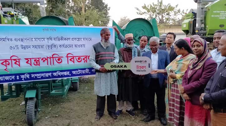 আটোয়ারীতে কৃষকের মাঝে কম্বাইন হারভেস্টার ও পাওয়ার থ্রেসার বিতরণ আটোয়ারীতে কৃষকের মাঝে কম্বাইন হারভেস্টার ও পাওয়ার থ্রেসার বিতরণ