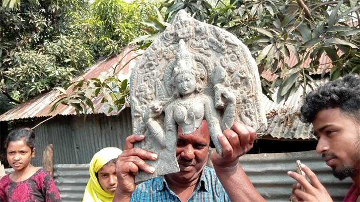 তাড়াশে পুকুর সংস্কারের সময় বিষ্ণুমূর্তি উদ্ধার তাড়াশে পুকুর সংস্কারের সময় বিষ্ণুমূর্তি উদ্ধার