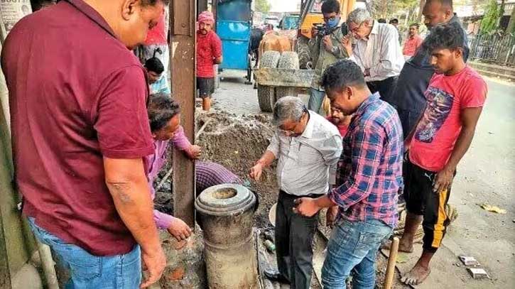 নবাব সিরাজ-উদ-দৌলার আমলের ১০ ফুট লম্বা কামানের সন্ধান নবাব সিরাজ-উদ-দৌলার আমলের ১০ ফুট লম্বা কামানের সন্ধান