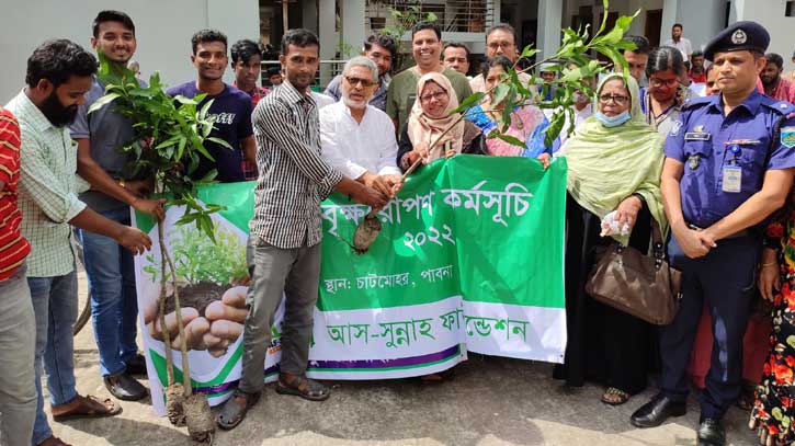 চাটমোহর যুব সোসাইটির আয়োজনে গাছের চারা বিতরণ চাটমোহর যুব সোসাইটির আয়োজনে গাছের চারা বিতরণ
