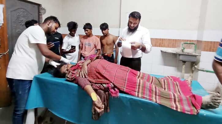 বাবার অস্ত্রের আঘাতে প্রাণ গেল মেয়ের, আহত নাতনি বাবার অস্ত্রের আঘাতে প্রাণ গেল মেয়ের, আহত নাতনি