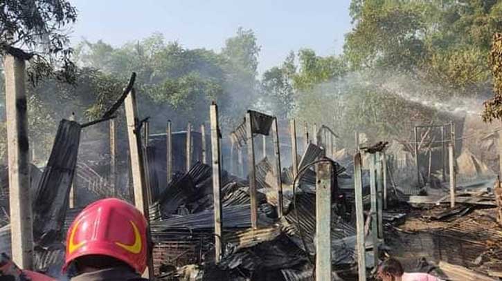 তাড়াশের বাজারে অগ্নিকাণ্ডে ১০টি দোকান ও দুইটি বাড়ি পুড়ে ছাই