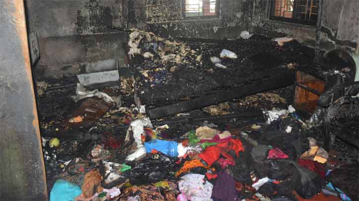 সিরাজগঞ্জে আগুনে ৭ ঘর ভস্মিভুত, আহত ৩ সিরাজগঞ্জে আগুনে ৭ ঘর ভস্মিভুত, আহত ৩