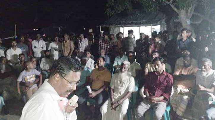 ভাঙ্গুড়ার গ্রামে গ্রামে মতবিনিময়, উঠান বৈঠক করছেন ড. ফসিউর রহমান ভাঙ্গুড়ার গ্রামে গ্রামে মতবিনিময়, উঠান বৈঠক করছেন ড. ফসিউর রহমান