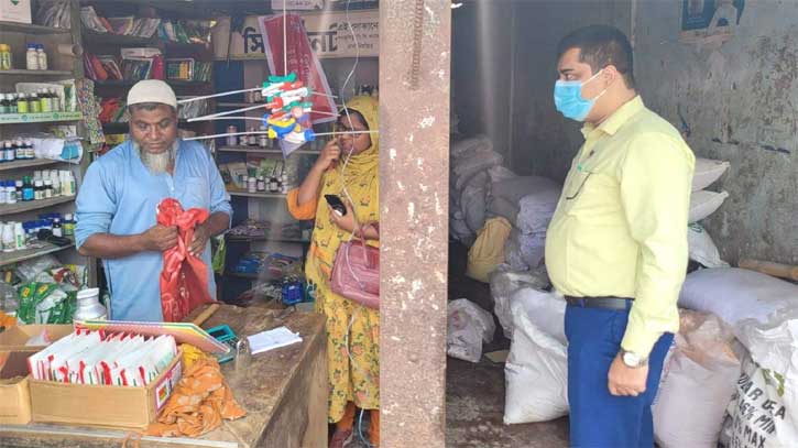 গৌরীপুরে বেশি দামে সার বিক্রির দায়ে ৪ দোকানীর জরিমানা গৌরীপুরে বেশি দামে সার বিক্রির দায়ে ৪ দোকানীর জরিমানা