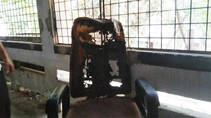 তাড়াশে গুল্টা বাজার উচ্চ বিদ্যালয়ে অগ্নিকাণ্ড তাড়াশে গুল্টা বাজার উচ্চ বিদ্যালয়ে অগ্নিকাণ্ড