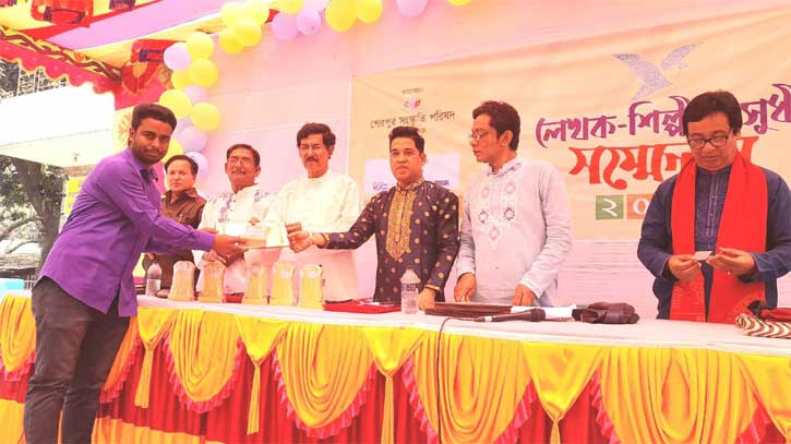 সাহিত্য সম্মাননা পেলেন কবি হাদিউল হৃদয় সাহিত্য সম্মাননা পেলেন কবি হাদিউল হৃদয়