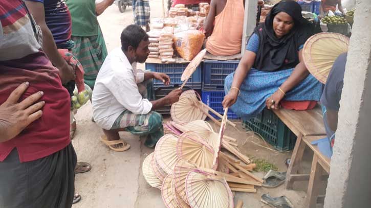 প্রচণ্ড গরমে কদর বেড়েছে হাতপাখার