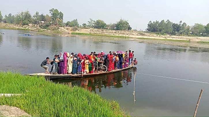 পাঁচ হাজার লোকের একমাত্র ভরসা একটি রশিটানা নৌকা