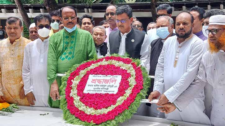 টুঙ্গিপাড়ায় বঙ্গবন্ধুর সমাধিতে নৌপরিবহন প্রতিমন্ত্রীর শ্রদ্ধা