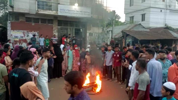 ফেল করা পরীক্ষার্থীদের পাস করানোর দাবিতে শিক্ষা বোর্ড অবরোধ ফেল করা পরীক্ষার্থীদের পাস করানোর দাবিতে শিক্ষা বোর্ড অবরোধ