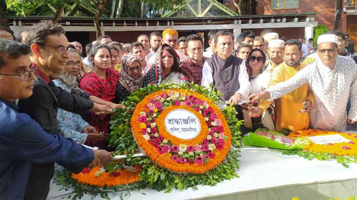 বঙ্গবন্ধুর মাজার জিয়ারত করলেন স্বাশিপ, ময়মনসিংহের নেতারা