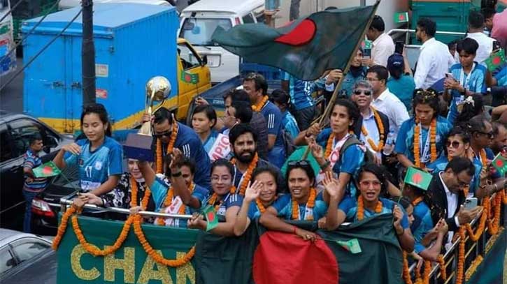 চ্যাম্পিয়নদের লাগেজে চুরি চ্যাম্পিয়নদের লাগেজে চুরি