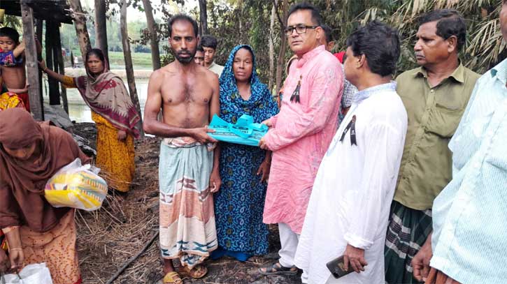 অগ্নিকাণ্ডে ক্ষতিগ্রস্ত পরিবারের পাশে সঞ্জিত কর্মকার