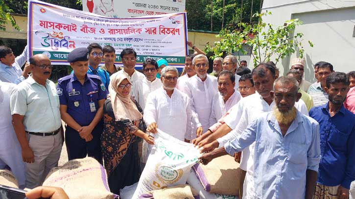 চাটমোহরের ১৭০ জন কৃষকের মাঝে সার ও বীজ বিতরণ চাটমোহরের ১৭০ জন কৃষকের মাঝে সার ও বীজ বিতরণ