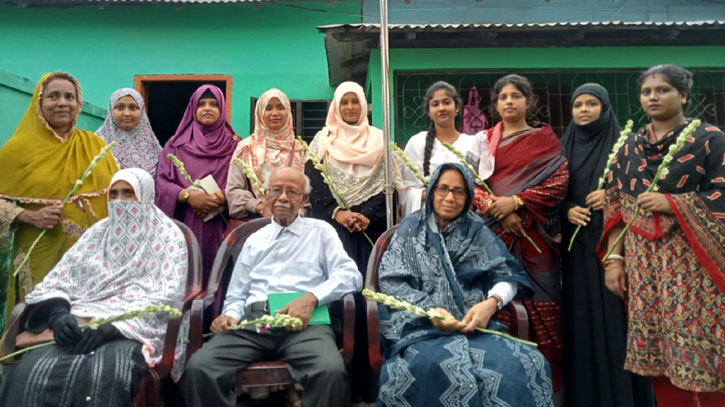 নান্দাইলে শিক্ষকদের ফুলেল শুভেচ্ছা ও সংবর্ধনা নান্দাইলে শিক্ষকদের ফুলেল শুভেচ্ছা ও সংবর্ধনা